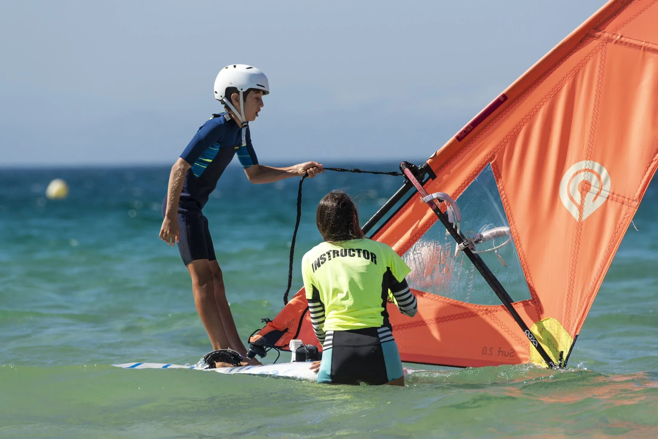 Windsurfing discovery lesson Koh Samui — beginner sail rigging 