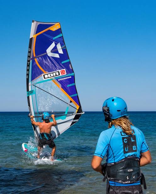 Windsurfing beginner course Koh Samui — water starts and tacking technique